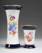 Paar Vasen mit Blumenmalerei Weiß, glasiert. Trompetenform bzw. doppelkonischer Korpus. Part.