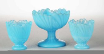 Zwei Pressglas-Eierbecher und Gewürznäpfchen Hellblaues Pressglas. Ansteigender Fuß u. gemuldeter