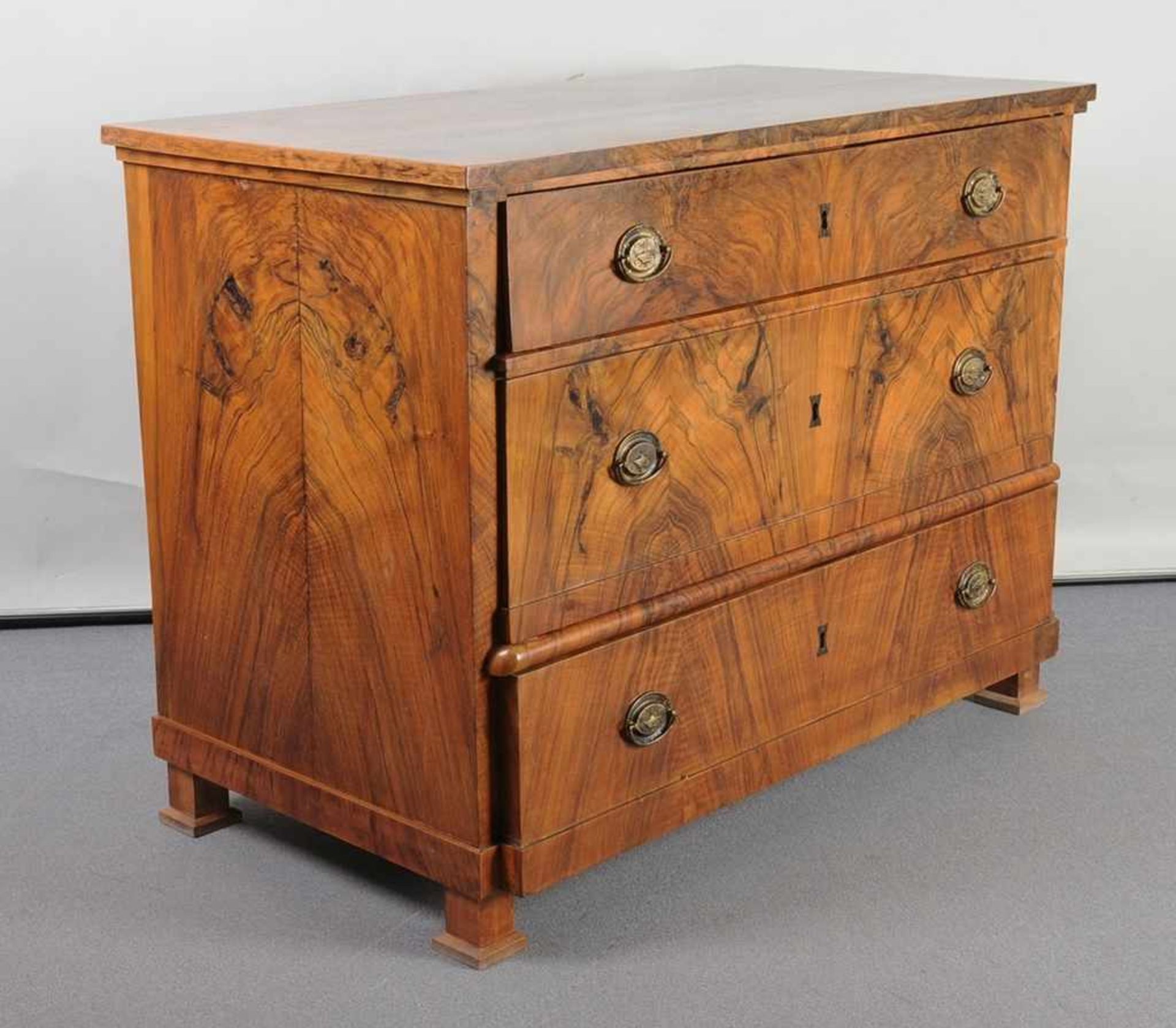 Biedermeier-Schreibkommode Nussbaum u. a. Hölzer, furniert u. part. ebonisiert. Über gestuften - Bild 3 aus 3