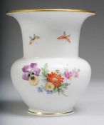 Vase mit Blumen- u. Insektenmalerei Weiß, glasiert. Modell "Fidibus". Entw.: Karl Friedrich