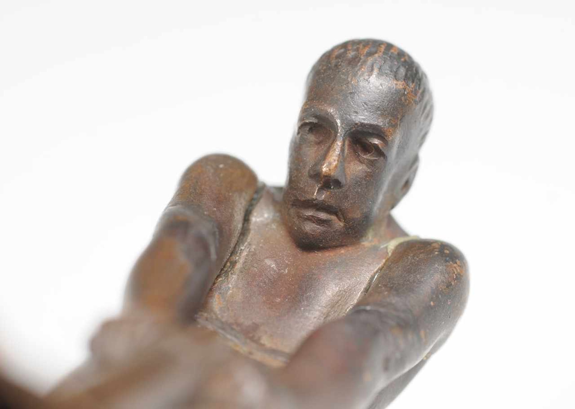 Pruke (Deutscher ? Bildhauer, 2. D. 20. Jh.) Bronze, patiniert. Petschaft. Handhabe in Form eines - Bild 5 aus 5