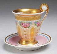 Biedermeier-Tasse mit UT Weiß, glasiert. Glockenförmige Tasse. Hochgezogener Henkel mit Rosetten-