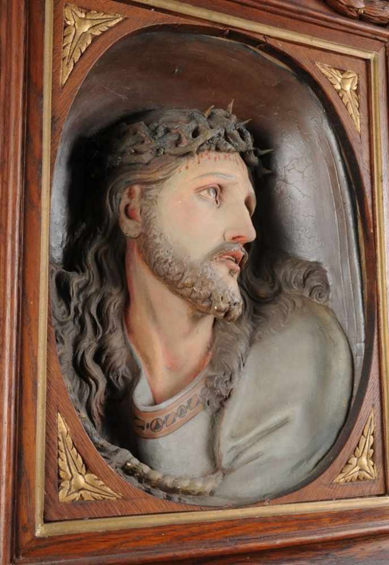 Christus als Schmerzensmann Gips, farbig gefasst. In Rahmen eingelassene Büste Christi mit - Bild 2 aus 3