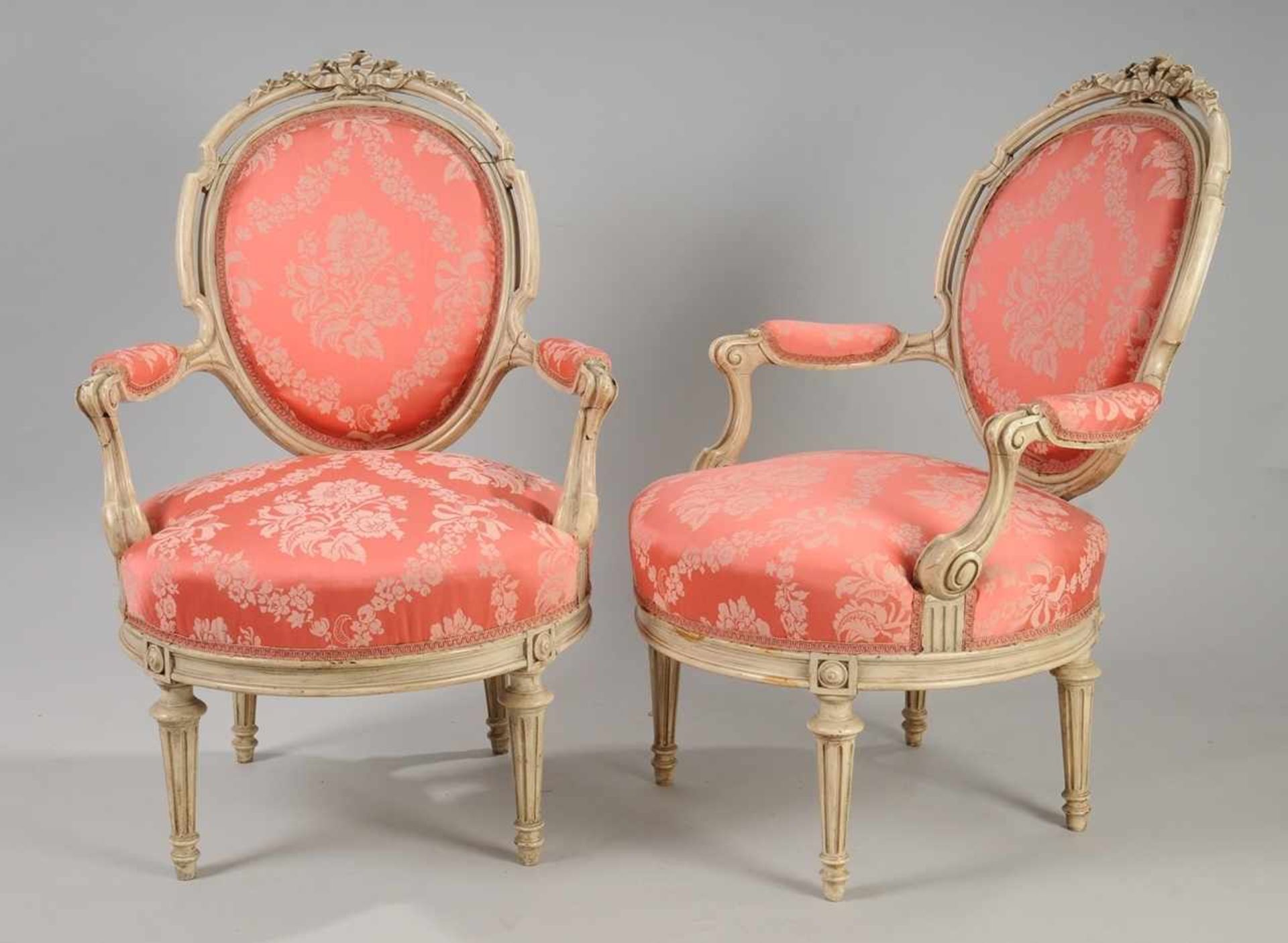 Paar Louis-Seize-Sessel Wohl Buche, geschnitzt u. cremeweiß gefasst. Über konischen, kannelierten