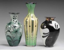Drei Vasen mit Silveroverlay Weiß, glasiert. Ovoide/ gestreckte Konische Form. Über grünem Fond