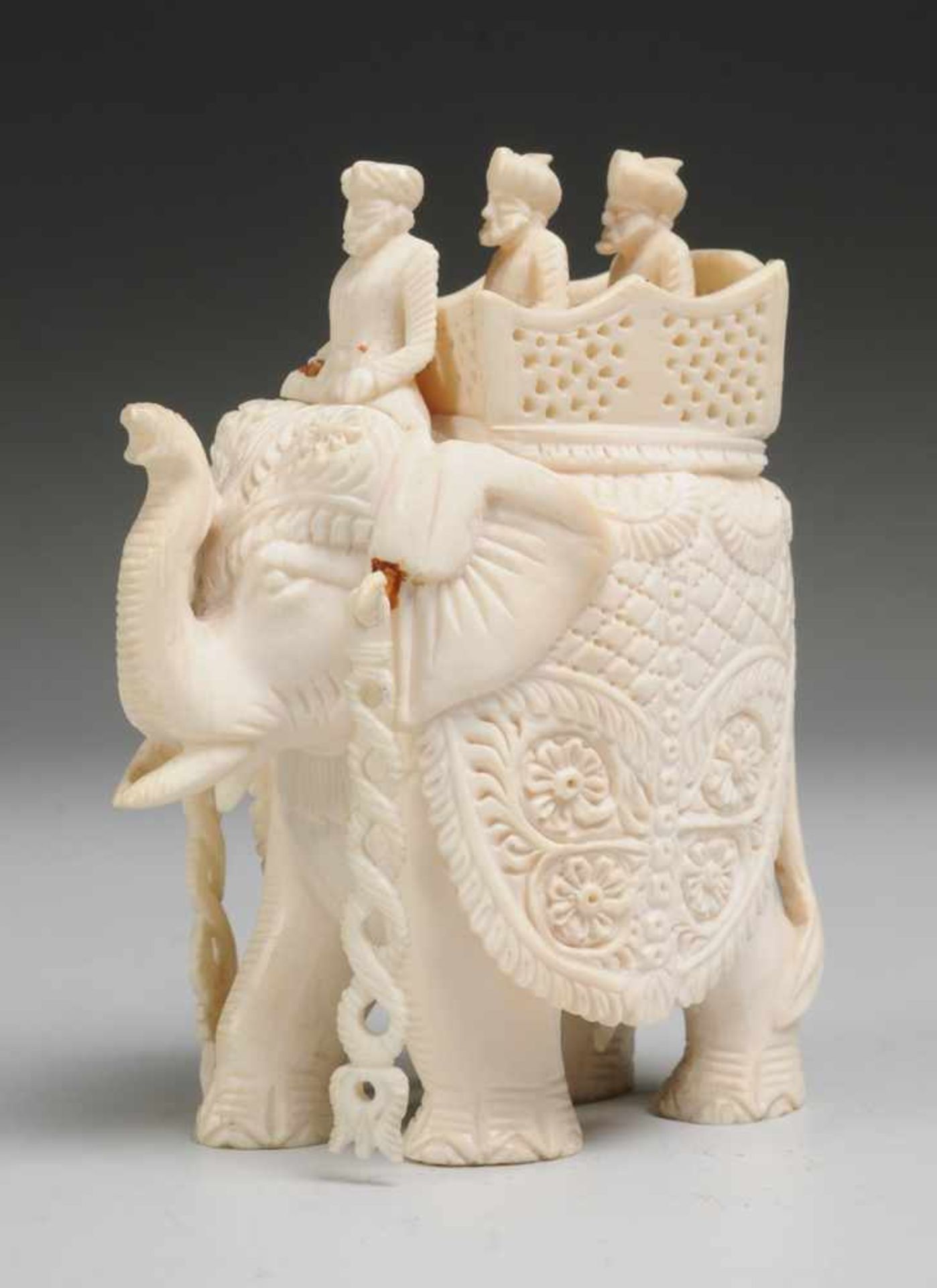 Elfenbeinschnitzerei Plastische Darstellung eines Elefanten mit Zierschabracken, eine Sänfte mit