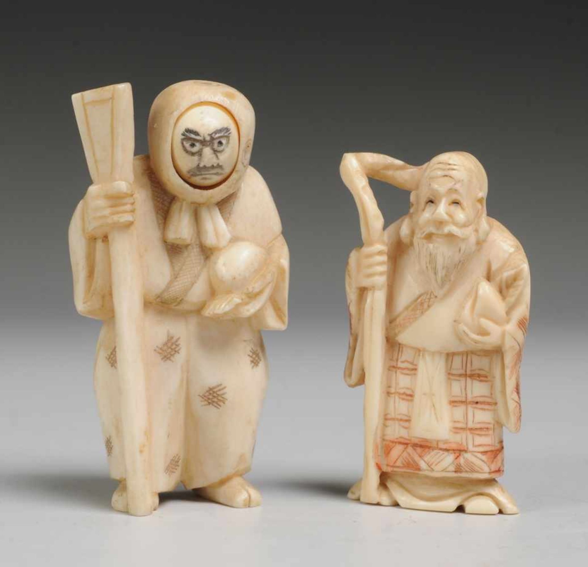 Paar Netsuke Elfenbein, geschnitzt, part. farbig gefasster Gravurdekor. Darstellung des Glücksgottes