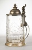 Turner-Deckelhumpen Farbloses Kristallglas. Über ausgestelltem Stand l. konischer Korpus mit