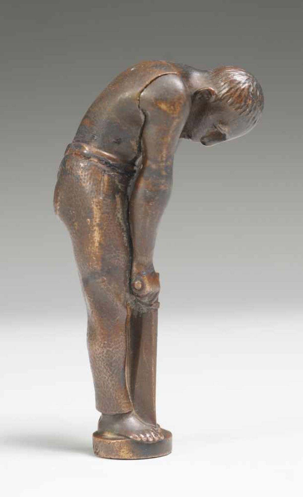 Pruke (Deutscher ? Bildhauer, 2. D. 20. Jh.) Bronze, patiniert. Petschaft. Handhabe in Form eines - Bild 2 aus 5