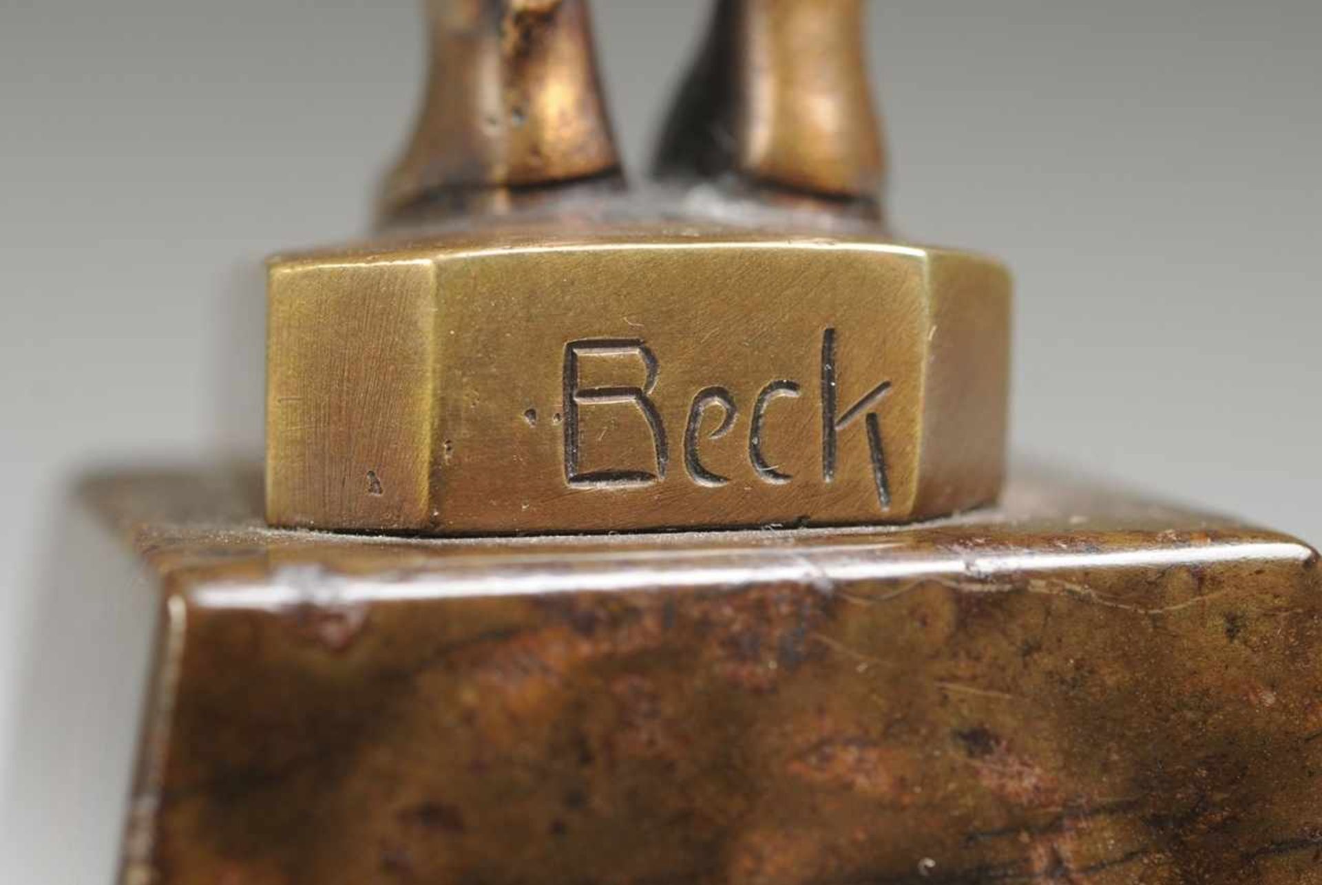 Beck, Ernst attr. Bronze, patiniert. "Auf Reisen". Auf konischem braun geädertem Serpentinsockel - Bild 3 aus 4
