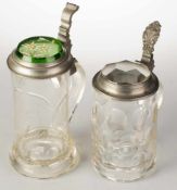 Zwei Deckelhumpen Farbloses, dickwandiges Glas. Konischer Korpus mit Kugel- u. Kerbschliffdekor