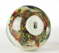 Paperweight Unter farblosem Glas opalweißes Murrinepolster mit eingeschmolzenen polychromen