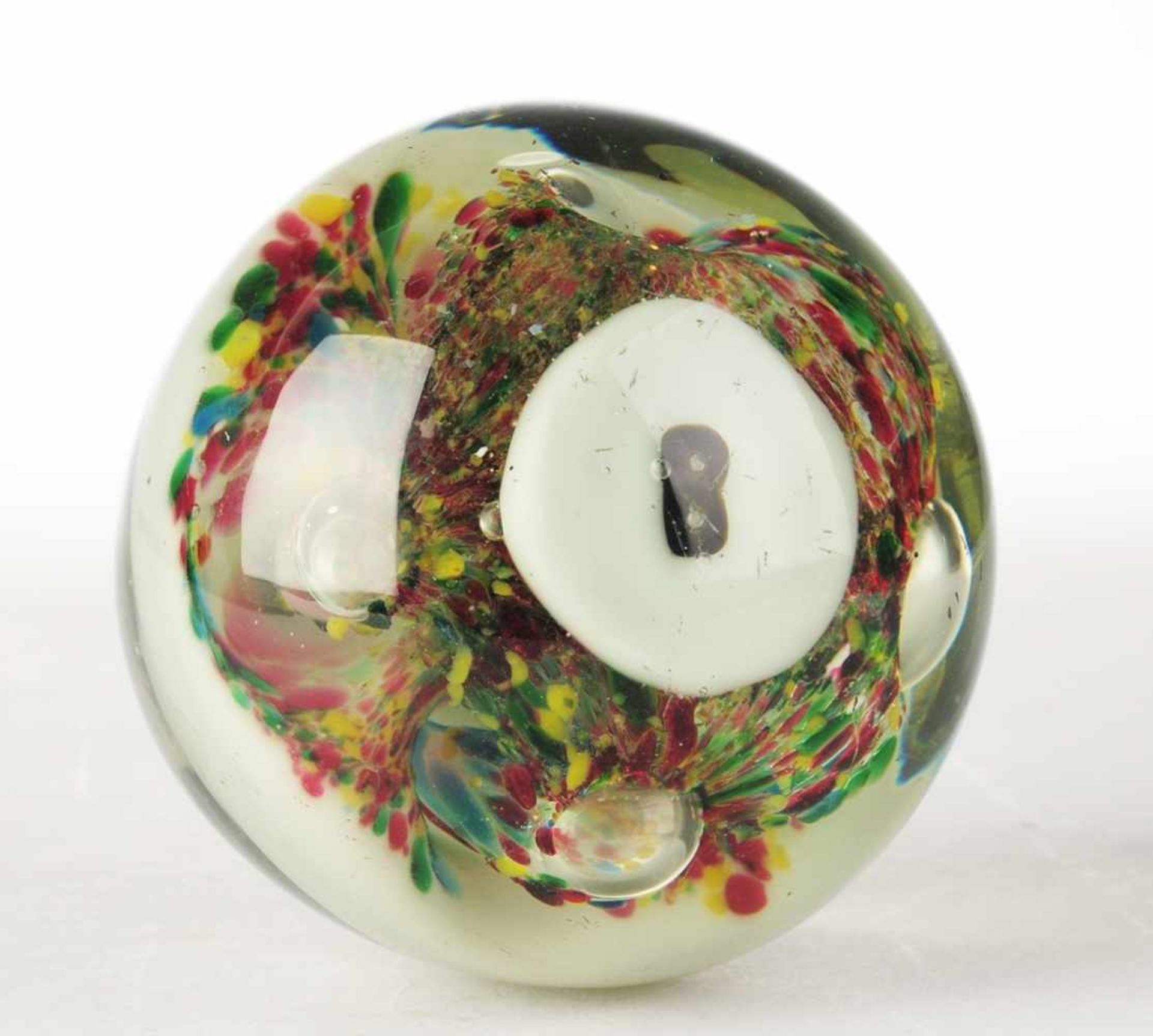 Paperweight Unter farblosem Glas opalweißes Murrinepolster mit eingeschmolzenen polychromen