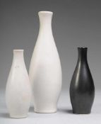 Drei Bontjes van Beek-Vasen Sandfarbener Scherben. Flaschenförmiger Korpus. Weiße/ schwarze