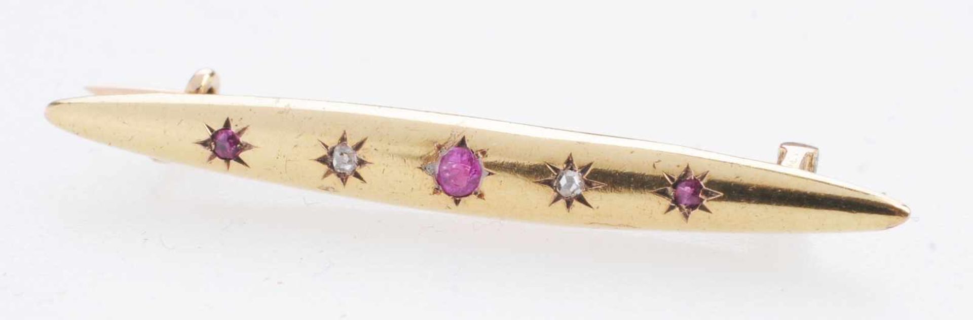 Rubin-Diamant-Stabbrosche 585er GG. Schmaler, lanzettförmiger Steg mit sternförmigen Vertiefungen,