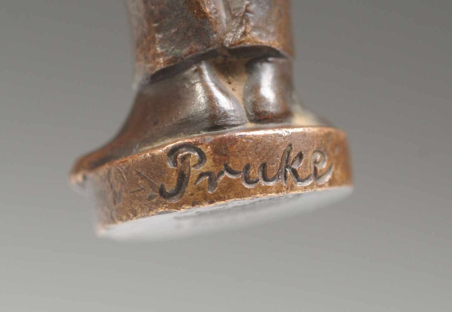 Pruke (Deutscher ? Bildhauer, 2. D. 20. Jh.) Bronze, patiniert. Petschaft. Handhabe in Form eines - Bild 4 aus 5