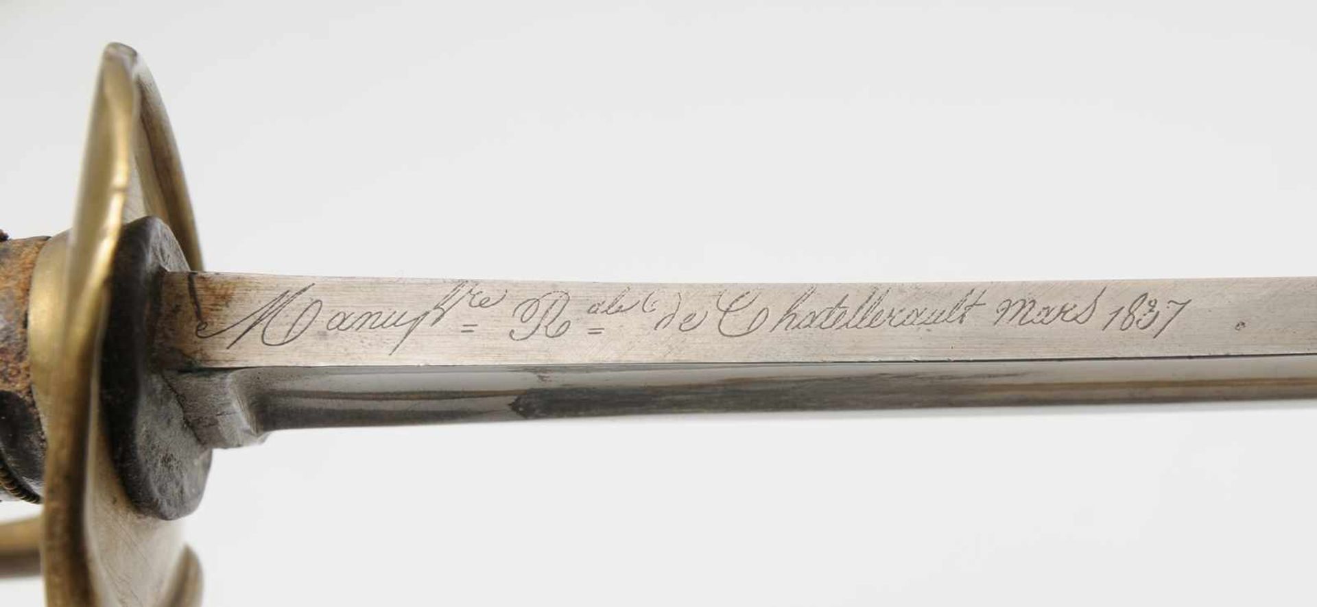 Französischer Säbel der leichten Kavallerie M 1822. Gekehlte Rückenklinge mit Manufaktursignatur. - Bild 2 aus 3
