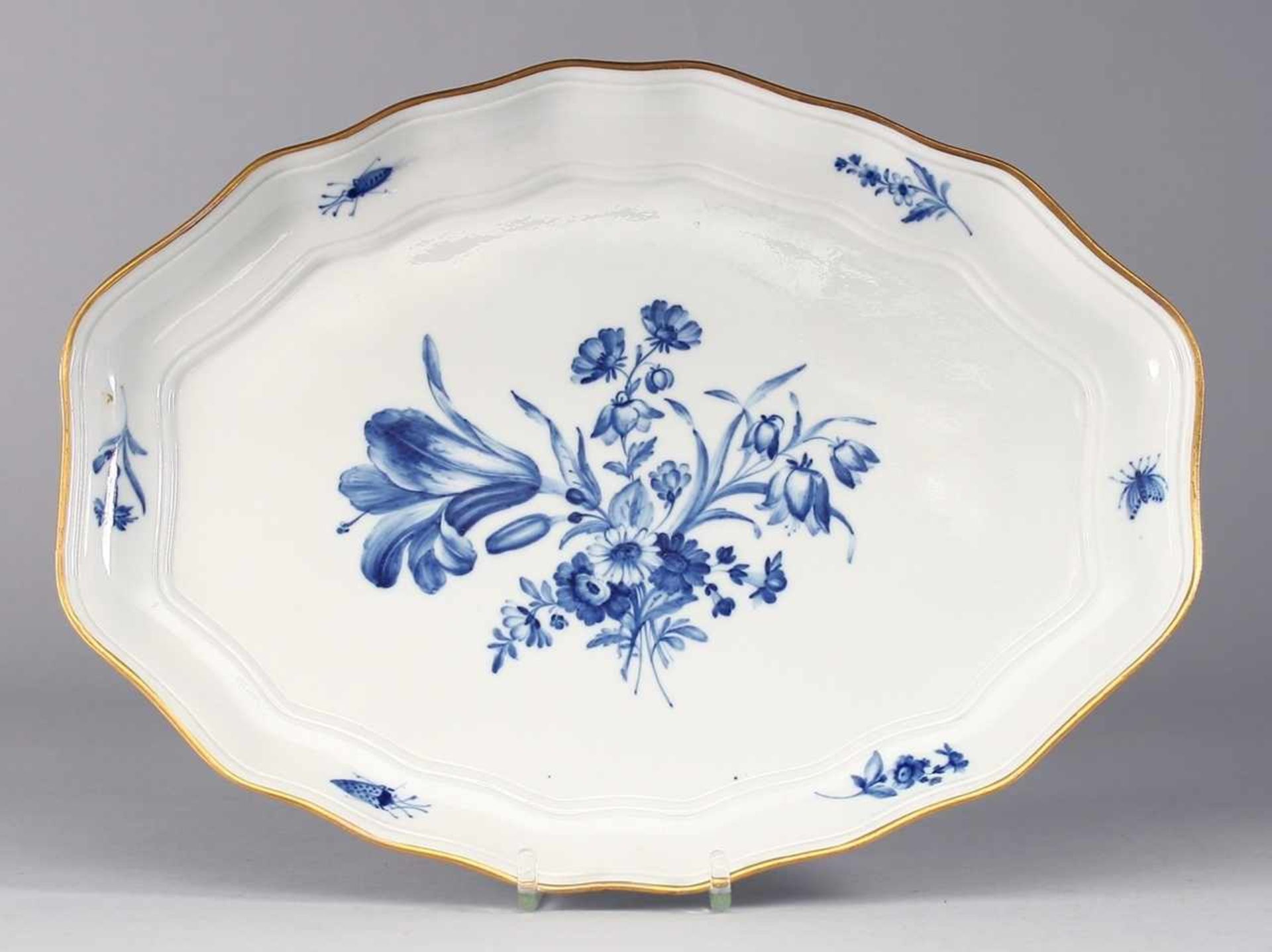Speiseplatte "Blaue Blume mit Insekten" Weiß, glasiert. Ovale Form mit passig geschweiftem Rand.