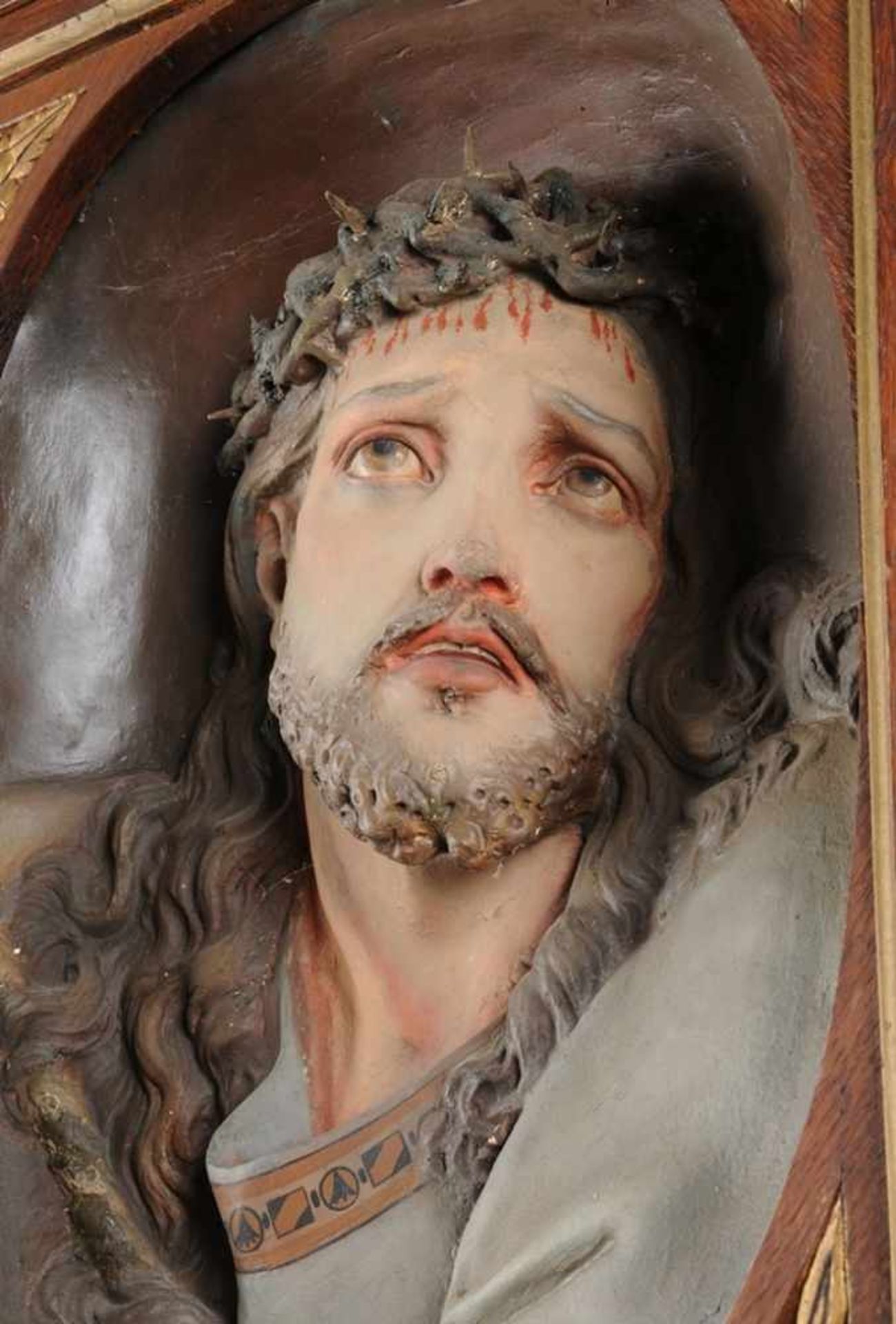 Christus als Schmerzensmann Gips, farbig gefasst. In Rahmen eingelassene Büste Christi mit - Bild 3 aus 3