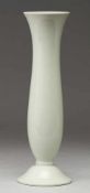 Vase Weiß, seladonfarben glasiert. Über rundem ansteigendem Fuß balusterförmiger Korpus mit