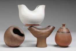 Konvolut Dornburger Keramiken 4-tlg. Brauner Scherben, frei gedreht u. verformt. Versch. Vasen mit