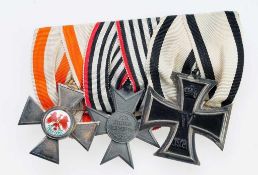 Ordensspange mit drei Orden Roter Adler-Orden 4. Klasse mit feingekörnten Kreuzarmen. Gestiftet