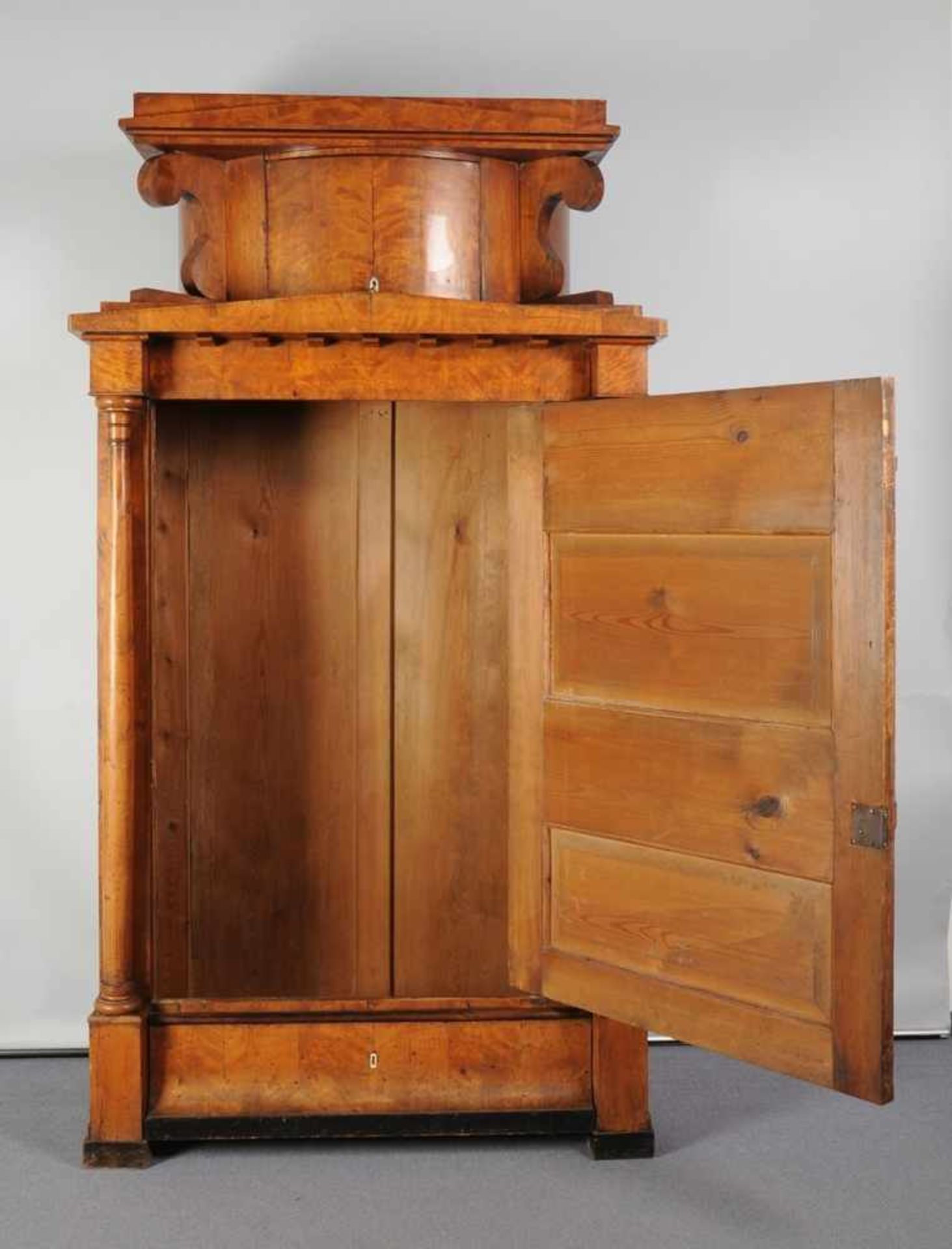 Biedermeier-Blender Birke, massiv u. furniert. Über Klotzfüßen u. fronts. konkav einschwingendem - Bild 2 aus 2