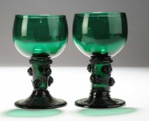 Paar Römer Dunkelgrünes Glas. Formgeblasen, Abriss. L. ansteigender Fuß mit aufgelegtem Glasfaden,