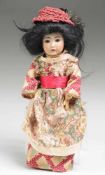 Orientalisches Puppenmädchen Modell 1329. Kurbelkopf aus Biskuitporzellan mit Perücke, gemalten