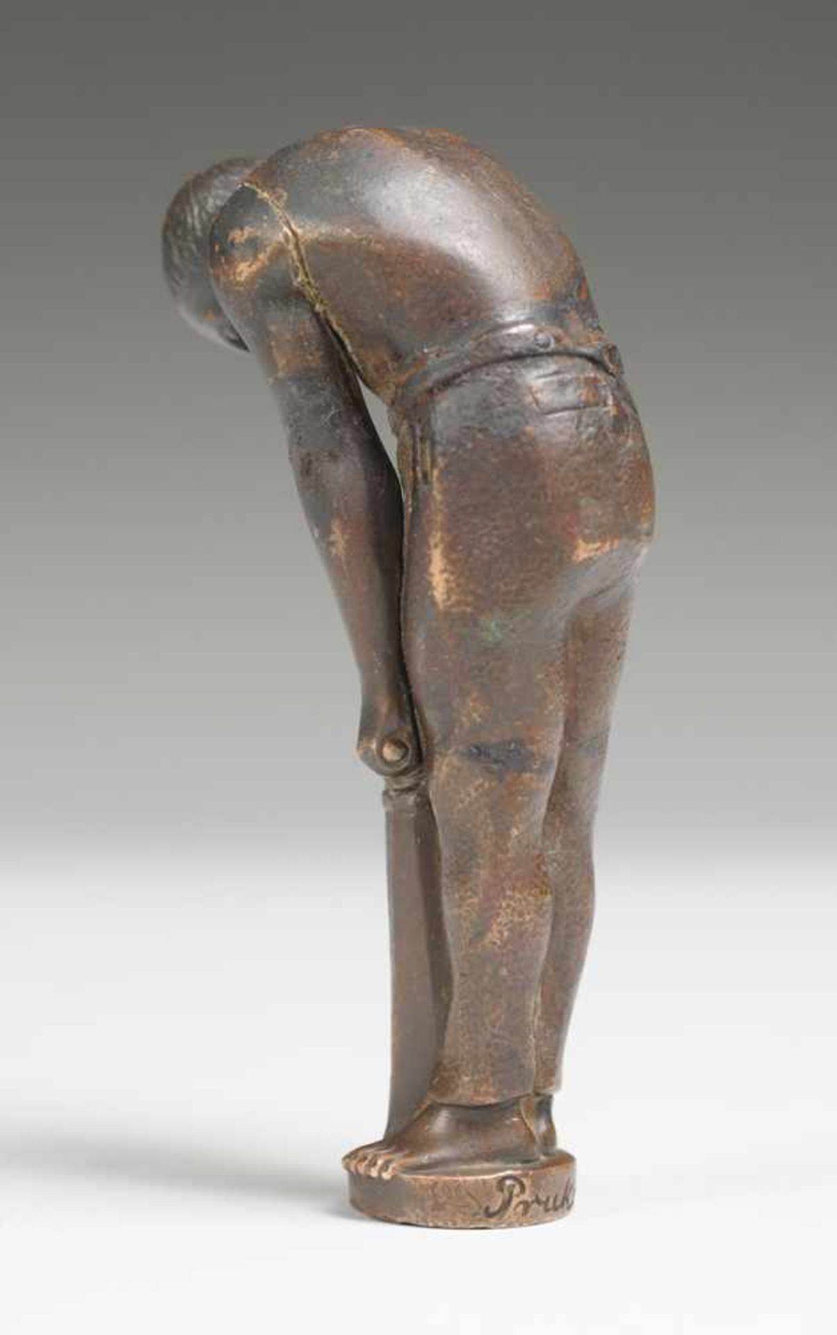 Pruke (Deutscher ? Bildhauer, 2. D. 20. Jh.) Bronze, patiniert. Petschaft. Handhabe in Form eines - Bild 3 aus 5