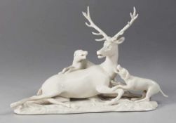 Hirschhatz mit zwei Hunden Weiß, glasiert. Auf naturalistischer Plinthe liegender, von 2