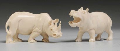 Paar Elfenbein-Tierfiguren Plastische Darstellung eines Flusspferdes/ eines Nashorns. Part. kl.