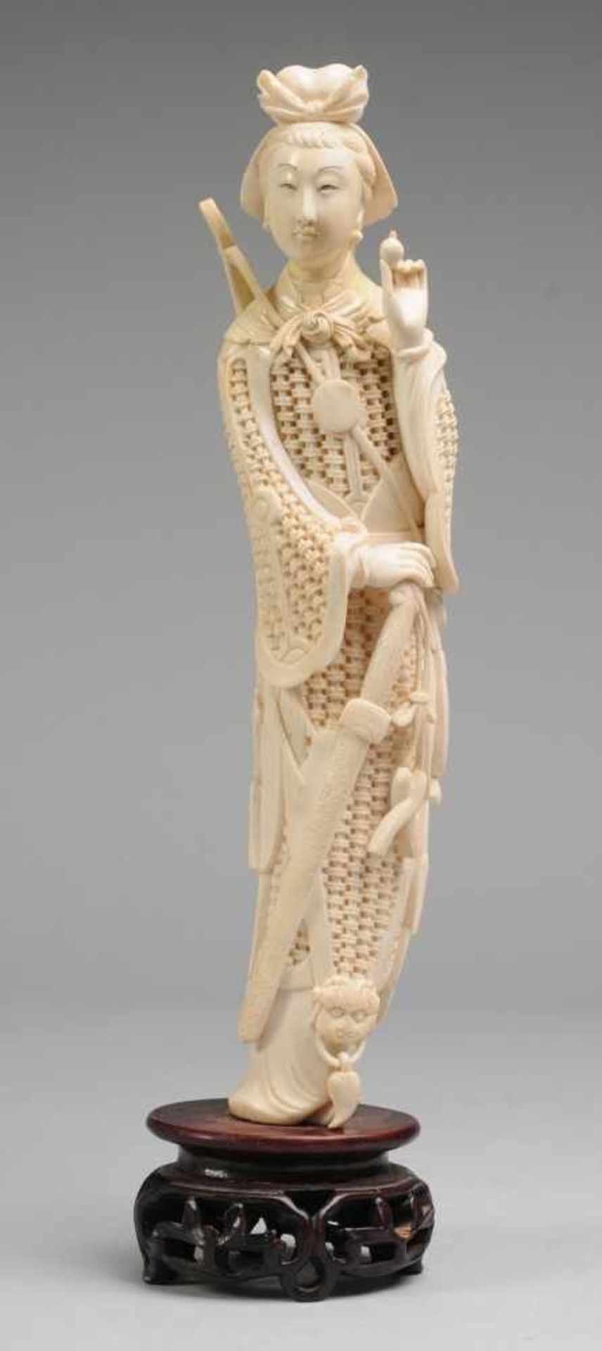 Elfenbeinfigur Auf durchbrochen gearbeitem Holzsockel stehende Darstellung einer Frau in Rüstung mit