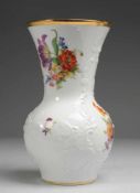 Vase mit Blumendekor Weiß, glasiert. Kugeliger Korpus mit konisch ausgezogenem Hals.