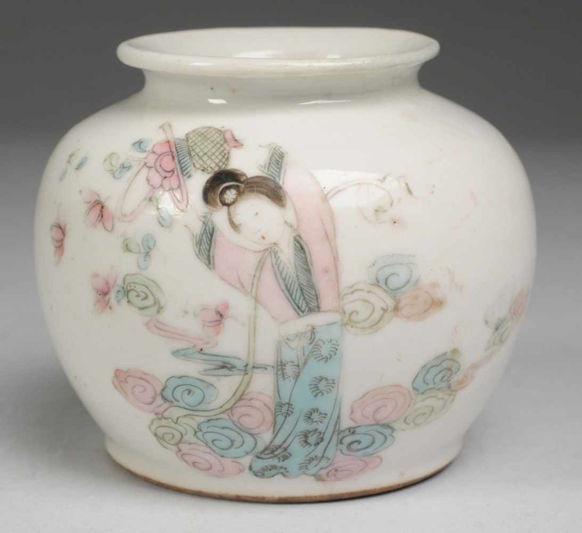 Kleine Vase Porzellan. Kugeliger Korpus mit ausgestellter Mündung. In pastellfarbener Bemalung