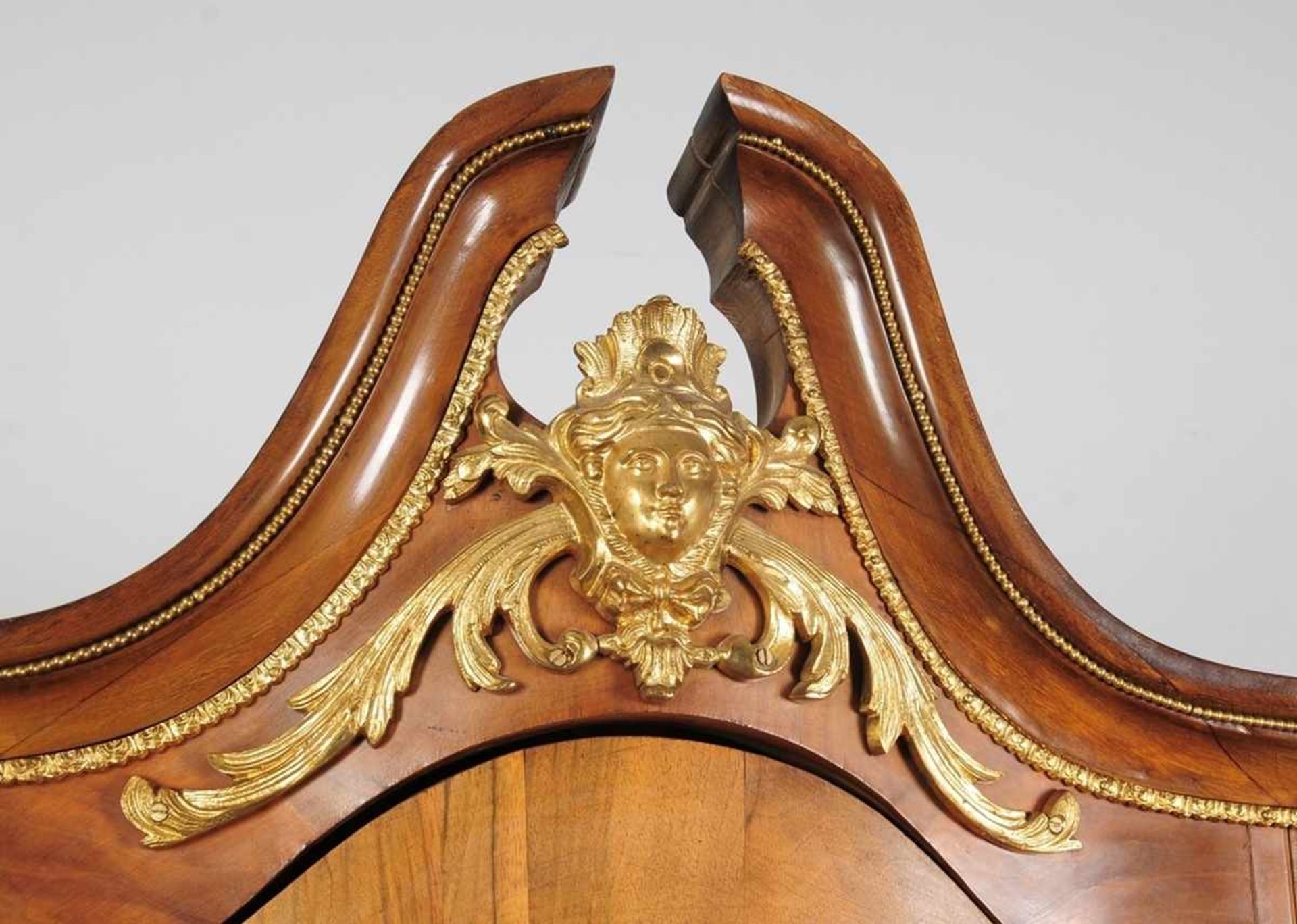 Dresdener-Barock-Salonschrank Nussbaum, massiv u. furniert. Über geschwungenen Beinen u. Zarge - Bild 3 aus 3