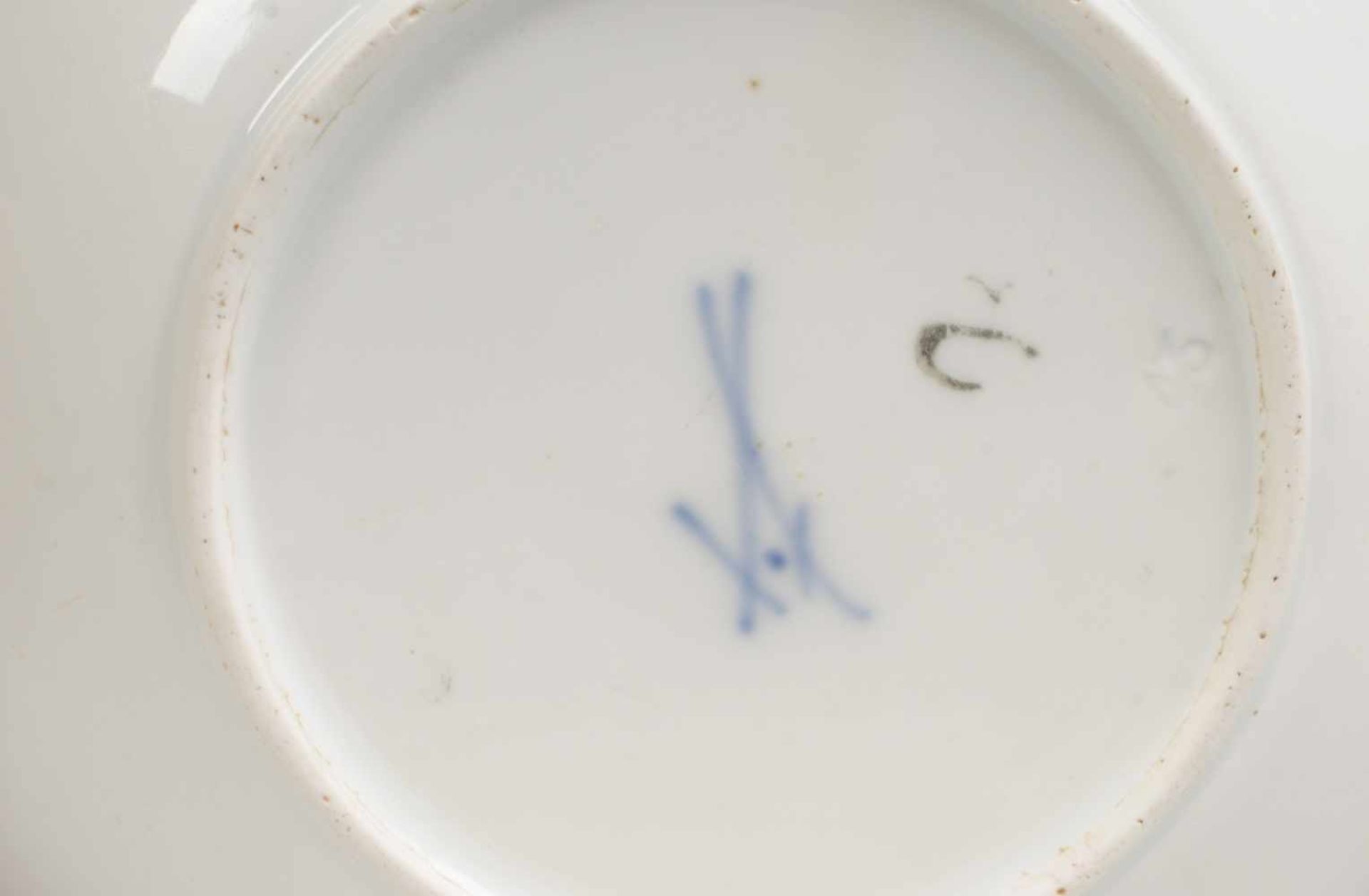 Tasse mit UT und "Indisch-Purpur-Malerei" Weiß, glasiert. Becherförmige Tasse mit Ohrenhenkel. - Bild 5 aus 5