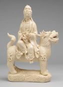 Blanc-de-Chine-Figur der Guanyin Porzellan, elfenbeinfarben glasiert. Sogen. Dehua ware. Über