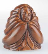 Netsuke Buchsbaum. Als Shunga ausgeführte vollplastische Darstellung eines wbl. Daruma ("onna