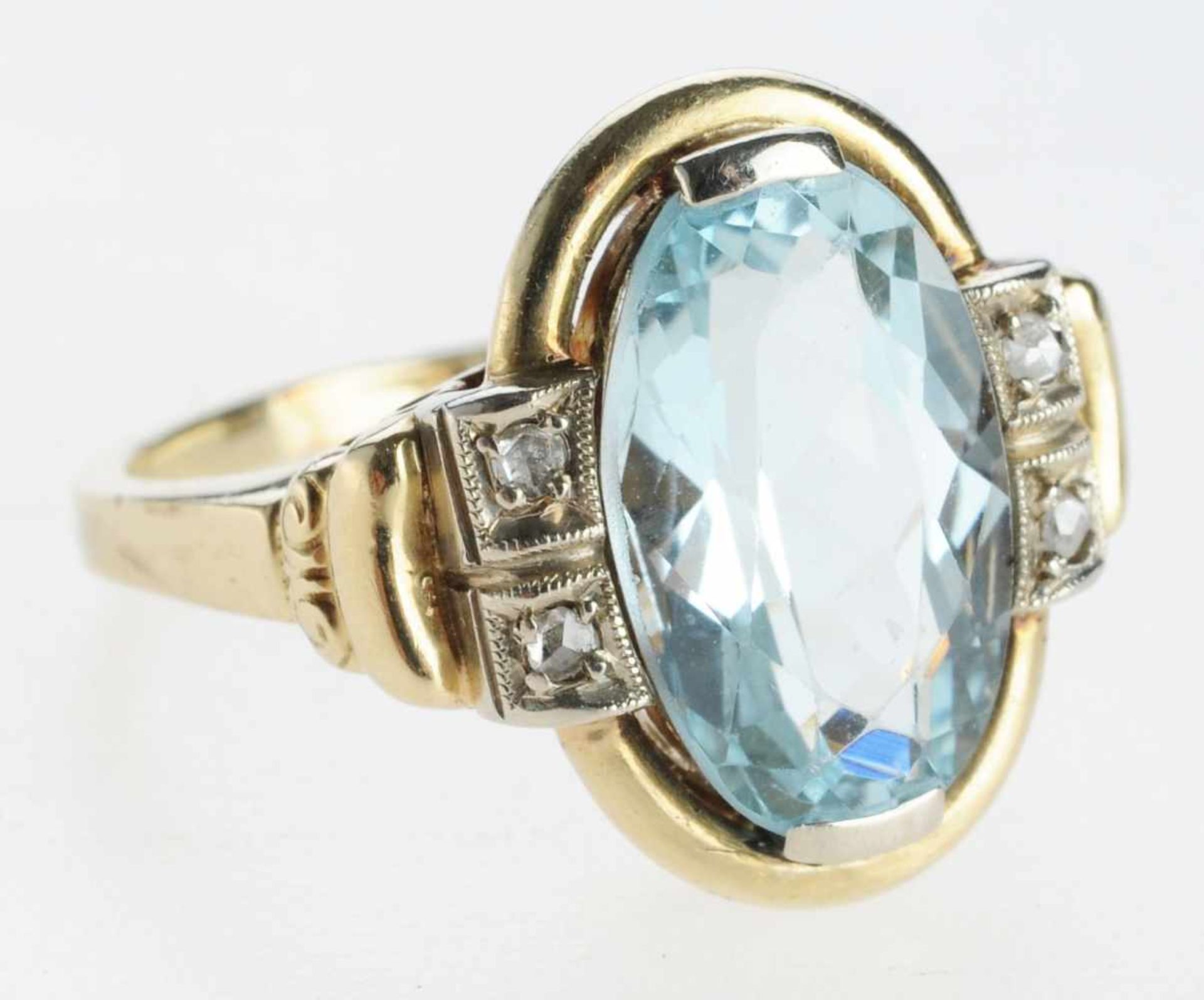 Art-Déco-Aquamarin-Diamant-Ring 585er GG. Schmale Ringschiene. Am Ringkopf hochovaler facettierter