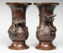 Paar Vasen mit plastisch aufgelegten Drachen Bronze, patiniert. Balusterförmiger Korpus. Umlaufend