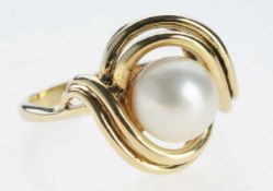 Perl-Ring 585er GG. Schmale Ringschiene. Schaus. im geschweiften Rahmen große Perle (D. 0,8 cm)