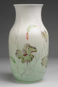 Art-Déco-Vase mit filigraner Blumenmalerei Weiß, glasiert. Gestreckter, ovoider Korpus mit