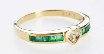 Smaragd-Brillant-Ring 750er GG. L. gewölbte Ringschiene. Schaus. mittig kleines, mit 3 Brillanten (