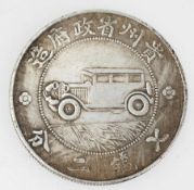 Chinesischer Silberdollar der Provinz Guizhou Avers Darstellung eines Automobiles mit Umschrift,