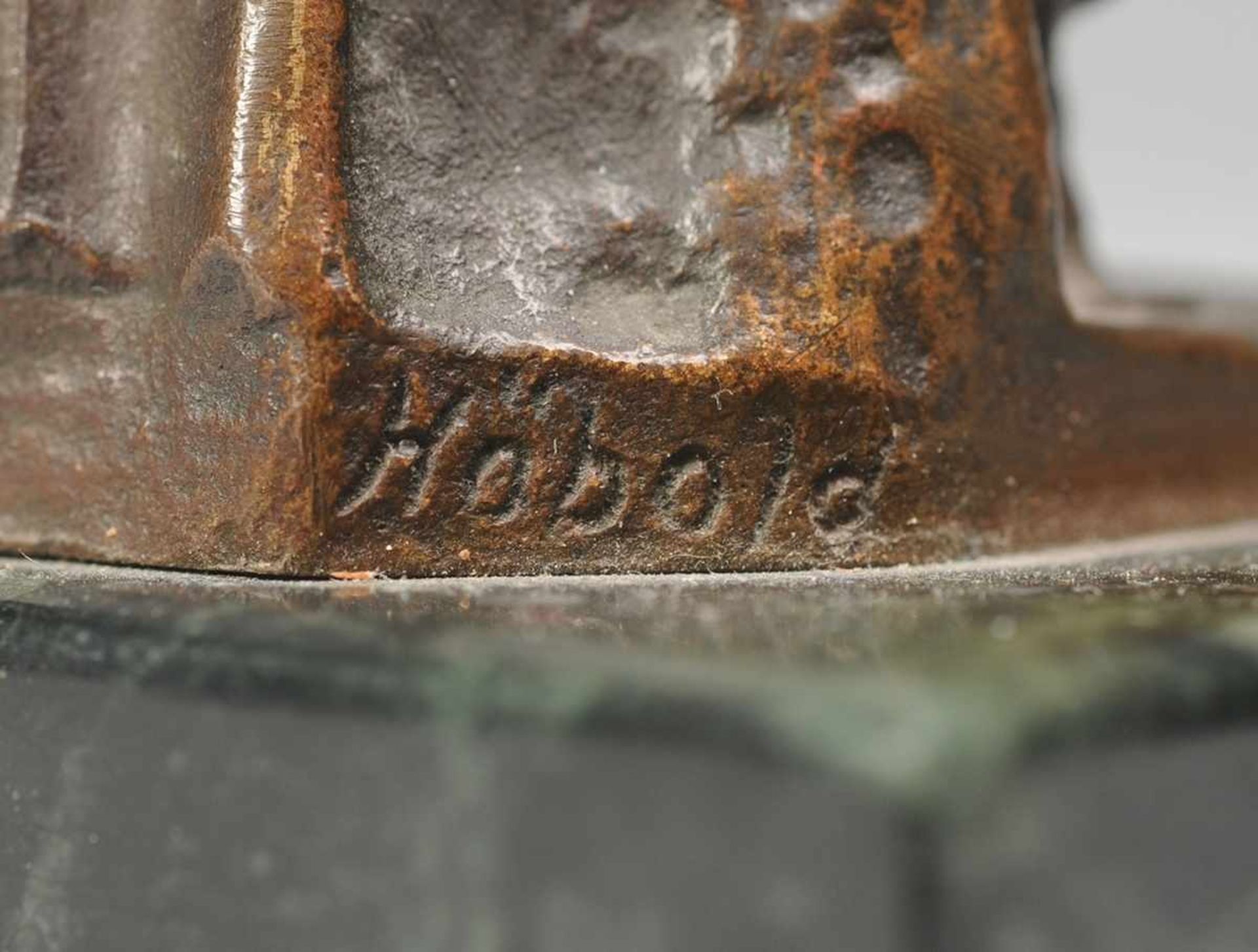Häbold (Deutscher Bildhauer, A. 20. Jh.) Bronze, patiniert. Auf schwarzem, grün geädertem - Bild 3 aus 3