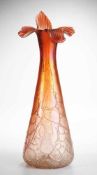 Jugendstil-Vase Farbloses Glas, von der Mündung her verlaufend bernsteinfarben überfangen.