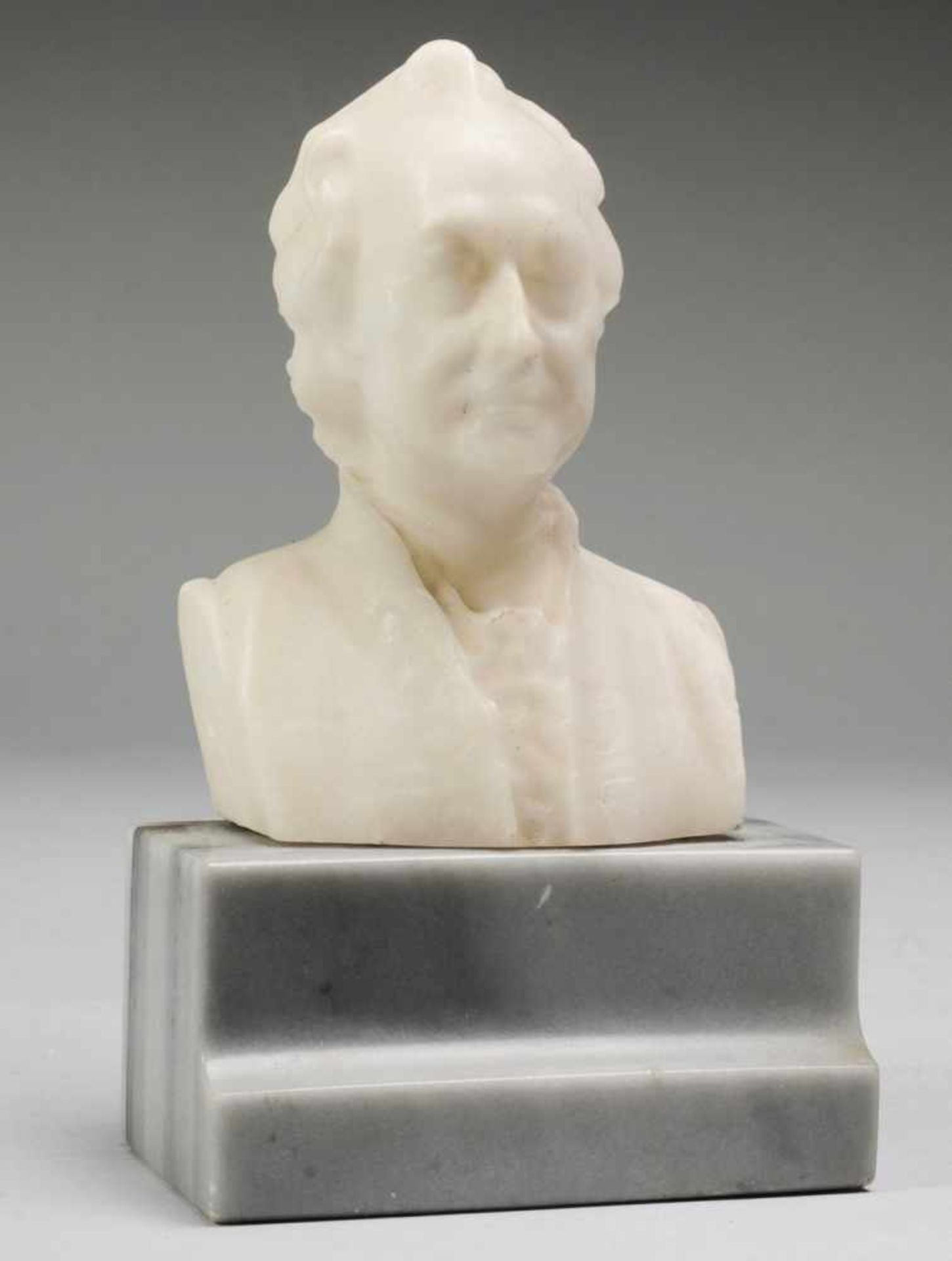 Goethe-Büste Alabaster. Über gestuftem grau geädertem Marmorsockel Porträtbüste Johann Wolfgang