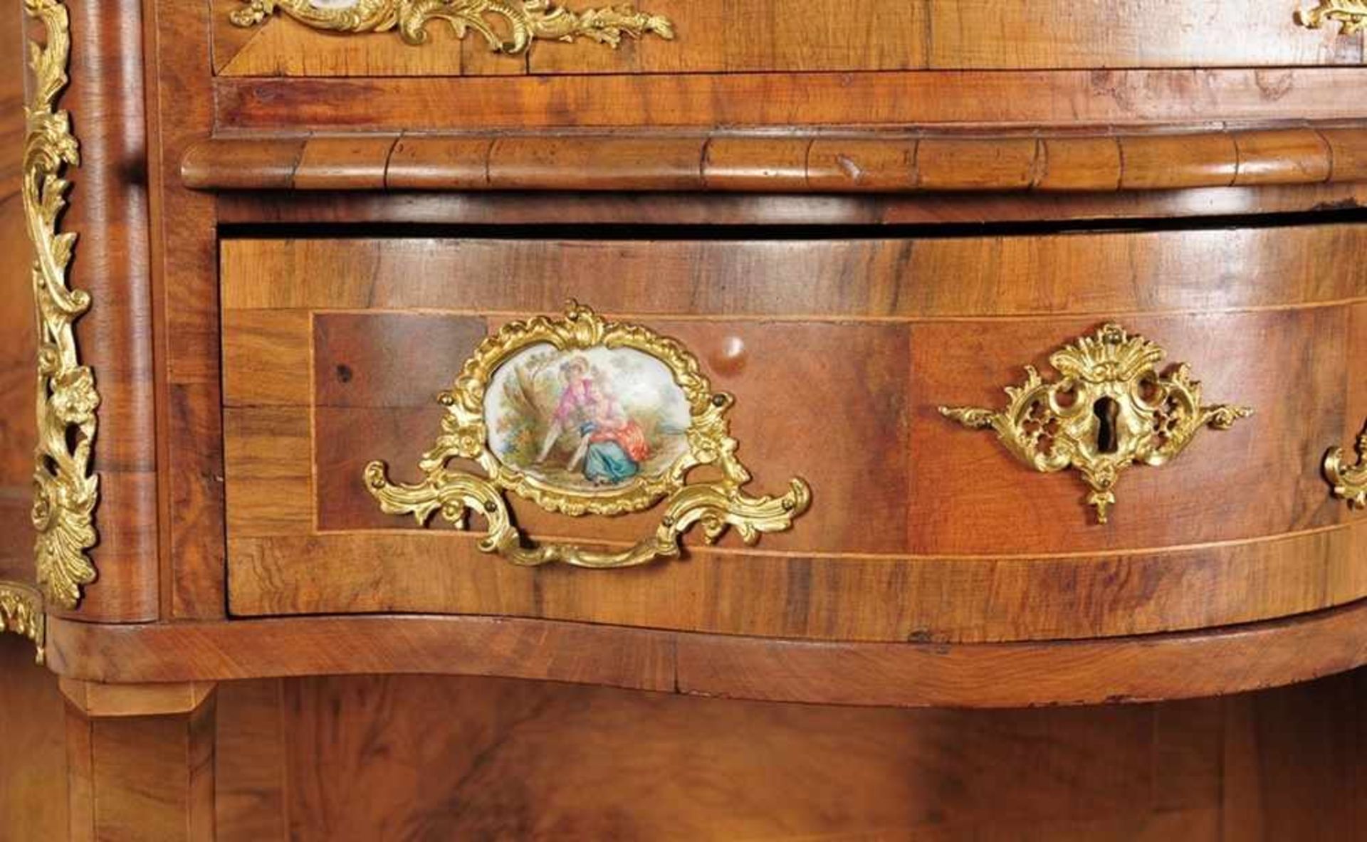 Dresdener-Barock-Salonschrank Nussbaum, massiv u. furniert. Über geschwungenen Beinen u. Zarge - Bild 2 aus 3