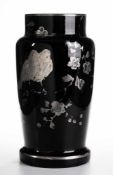 Vase mit Chinoiserie Schwarzes Glas. Formgeblasen. Auf ausgestelltem Stand gestreckter, l. bauchiger